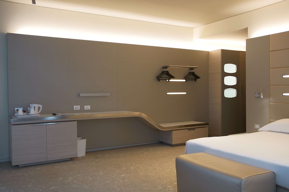 Deluxe Room, 1 King Bed, Non Smoking - Photo 6