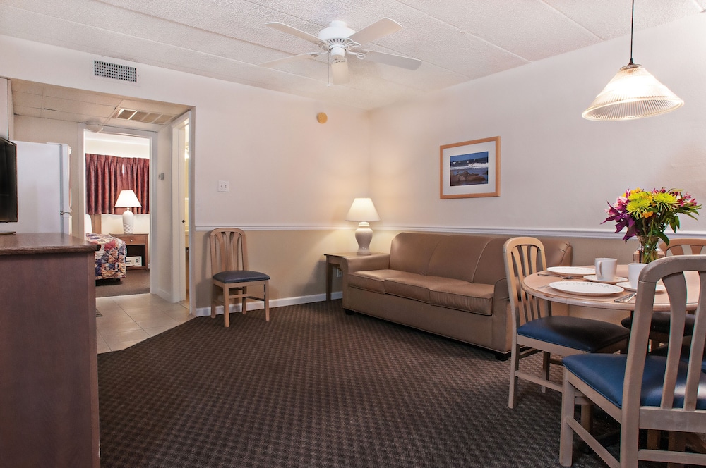 Deluxe Room (Efficiency with 2 Queen Beds) photo 1