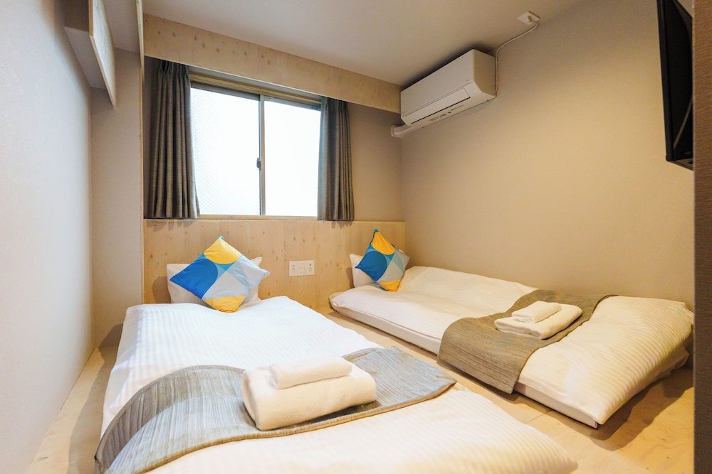 Hollywood Twin Room Non-Smoking (Shared Shower)