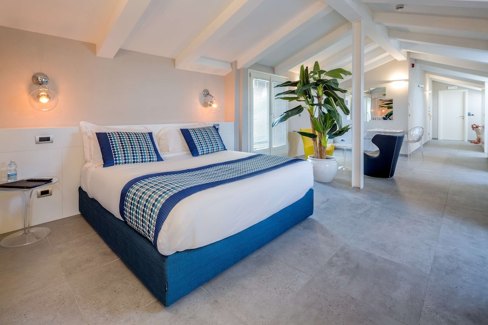 Design Suite, 1 King Bed, Non Smoking, Balcony - Photo 2