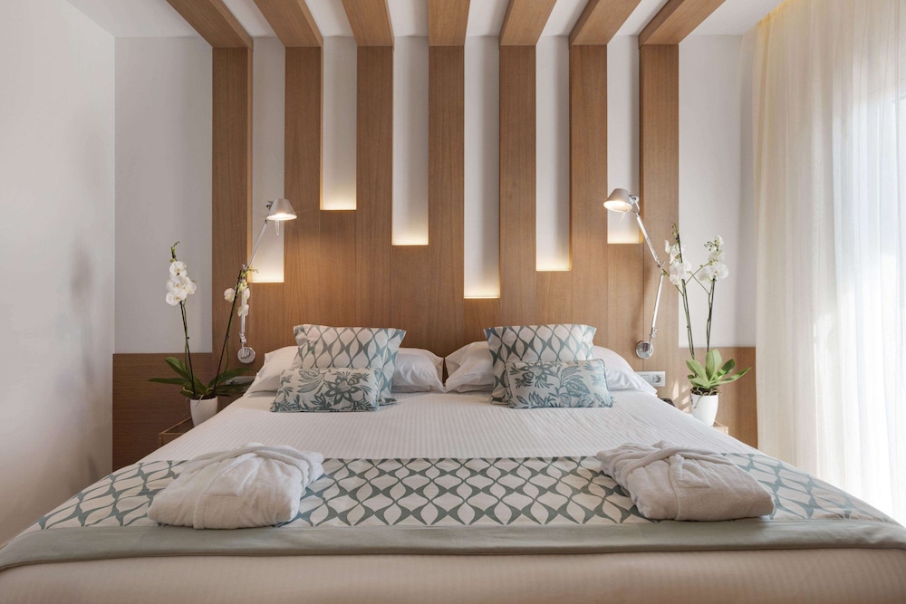 Premium Room, Garden View thumbnail 5