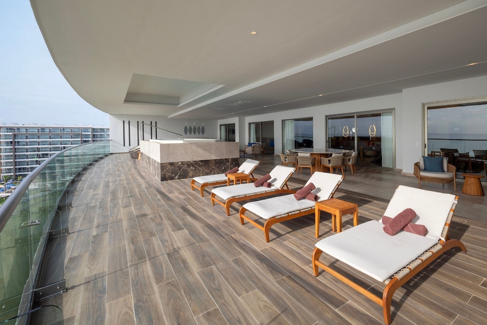 Luxury Chairman Two Bedroom Suite Ocean Front Diamond Club - Photo 5