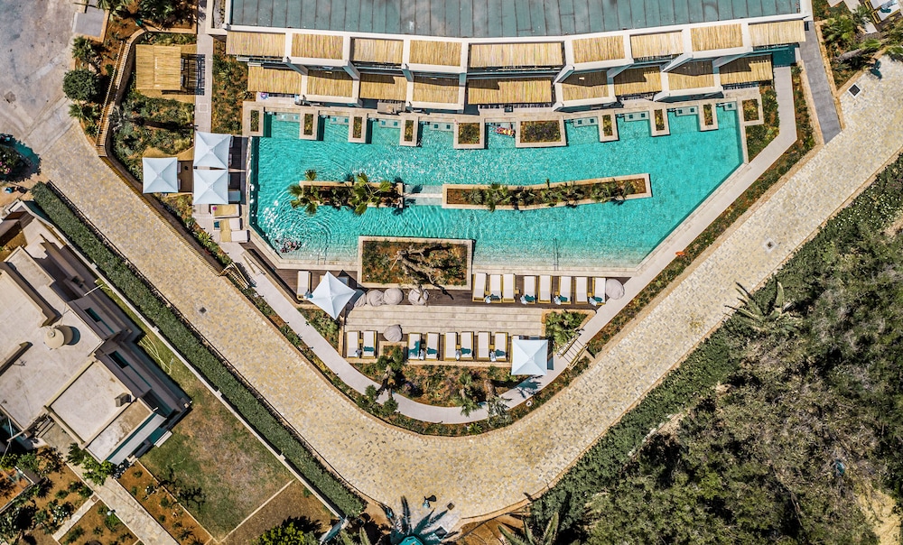 Superior Double Sea Front Sharing Pool