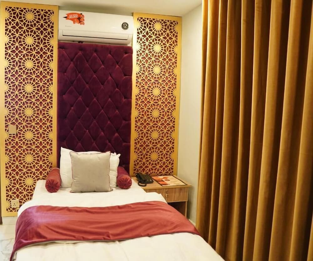 Basic Single Room, City View, Corner