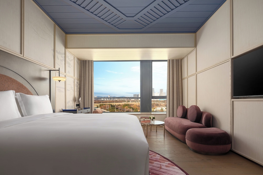 Standard Room, 1 King Bed, Garden View photo 2
