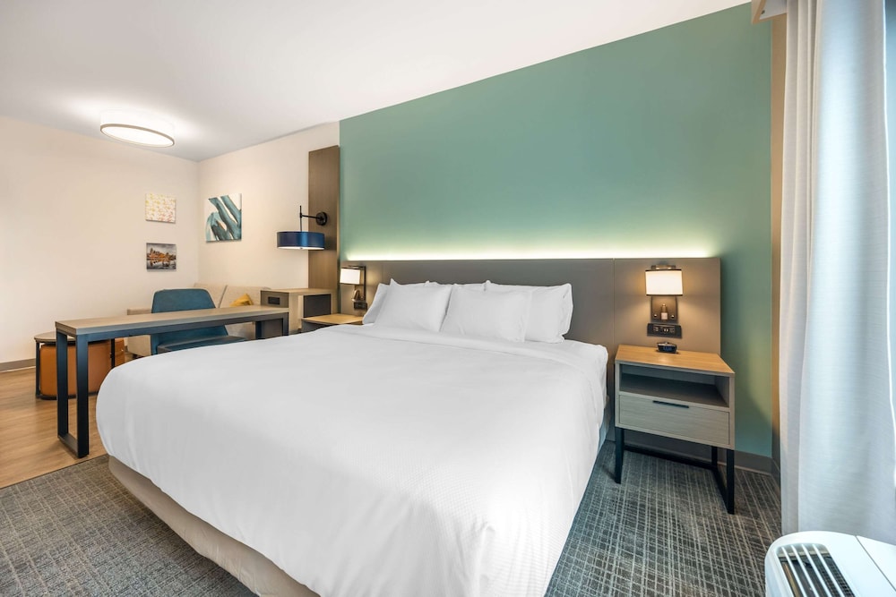 Suite, 1 King Bed with Sofa bed, Non Smoking - Photo 2