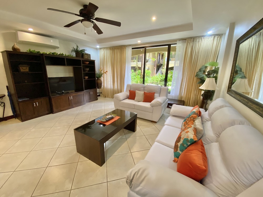Family Condo, Poolside
