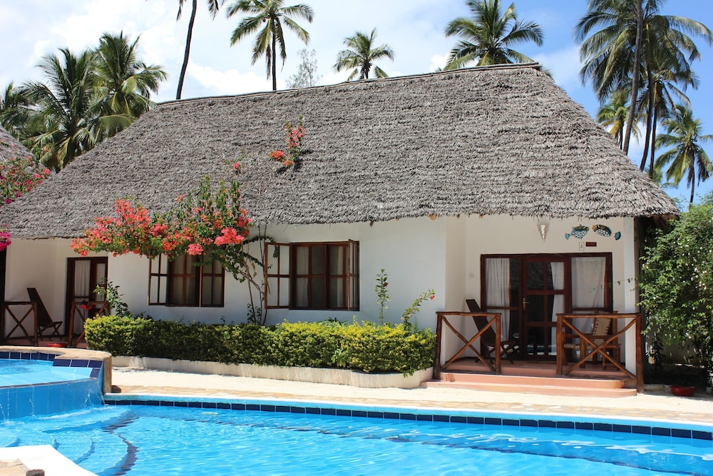 Standard Triple Room, Patio, Pool View photo 2