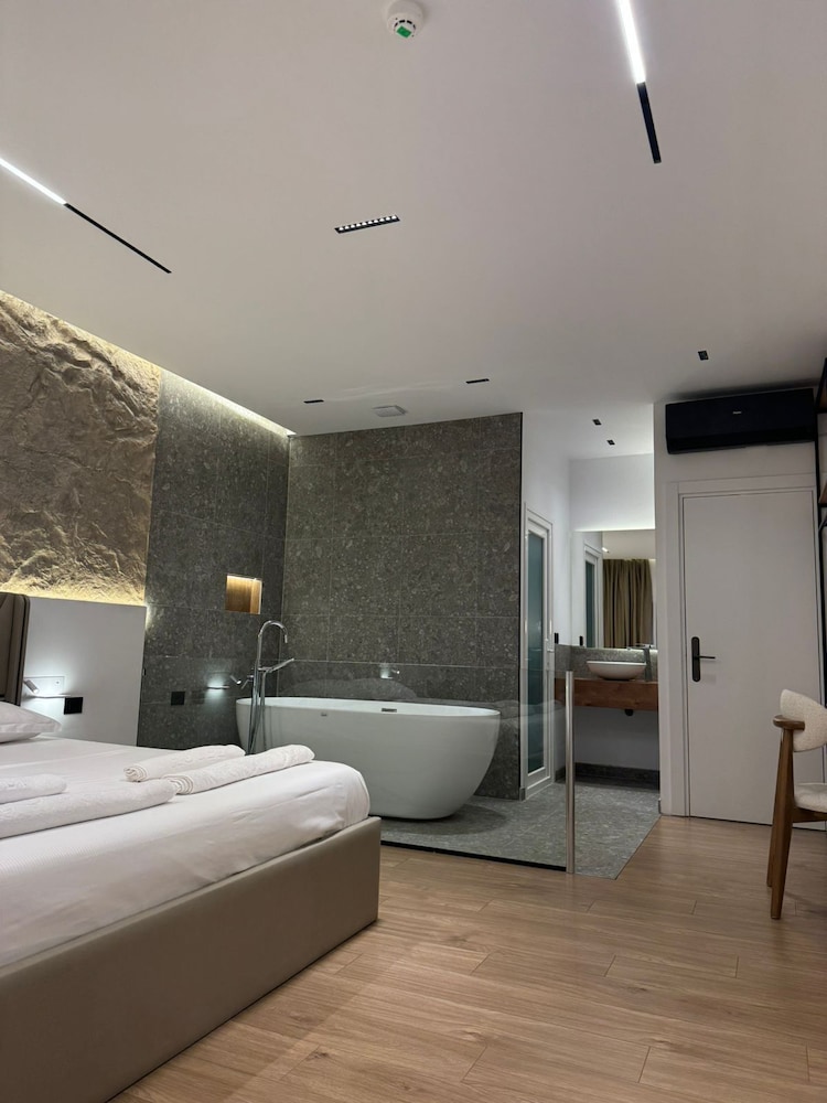 Luxury Suite photo 3