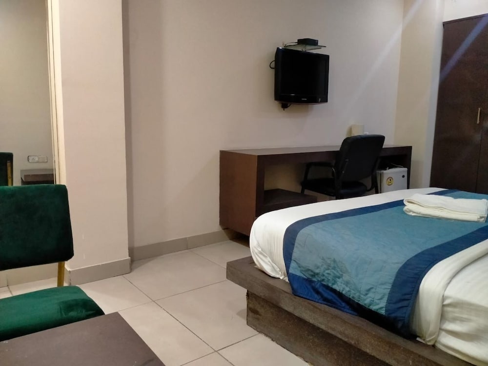 Executive Room - Photo 7