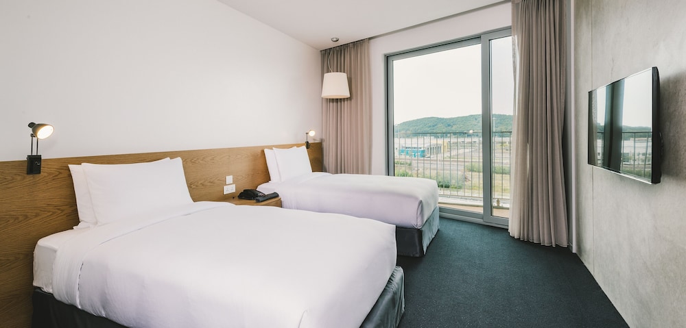 [Pool Package] Standard Twin Room, Mountain View - All Day Pool Access for 1 Adult