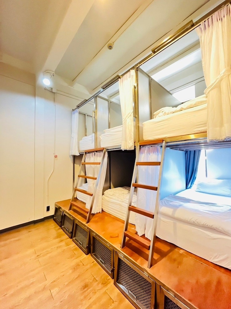 6-Bed Mixed Dormitory Room photo 1
