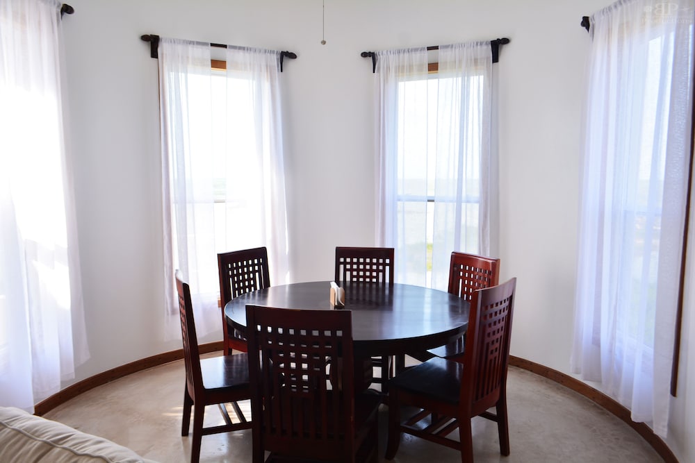 Penthouse, 3 Bedrooms, Lake View photo 3