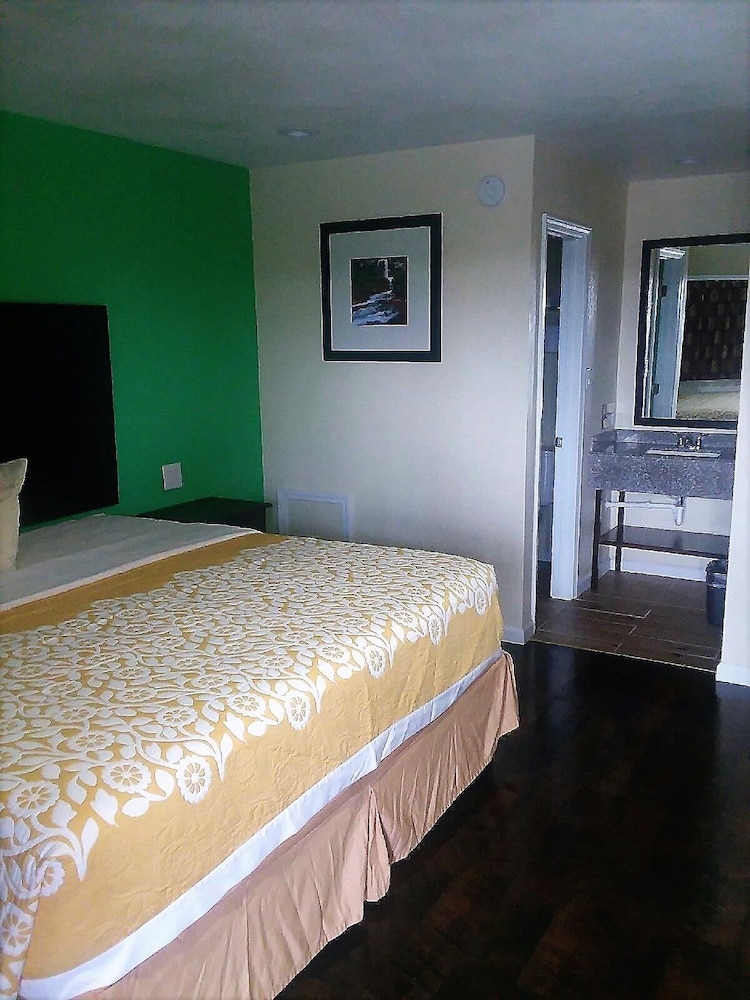 Basic Room, 1 King Bed