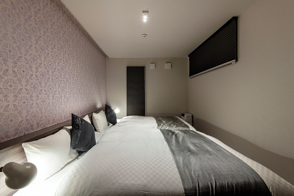 Quad Double Bed Suite - Photo 23