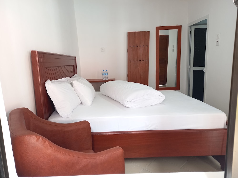 Classic Studio, 1 King Bed, Non Smoking, Pool View