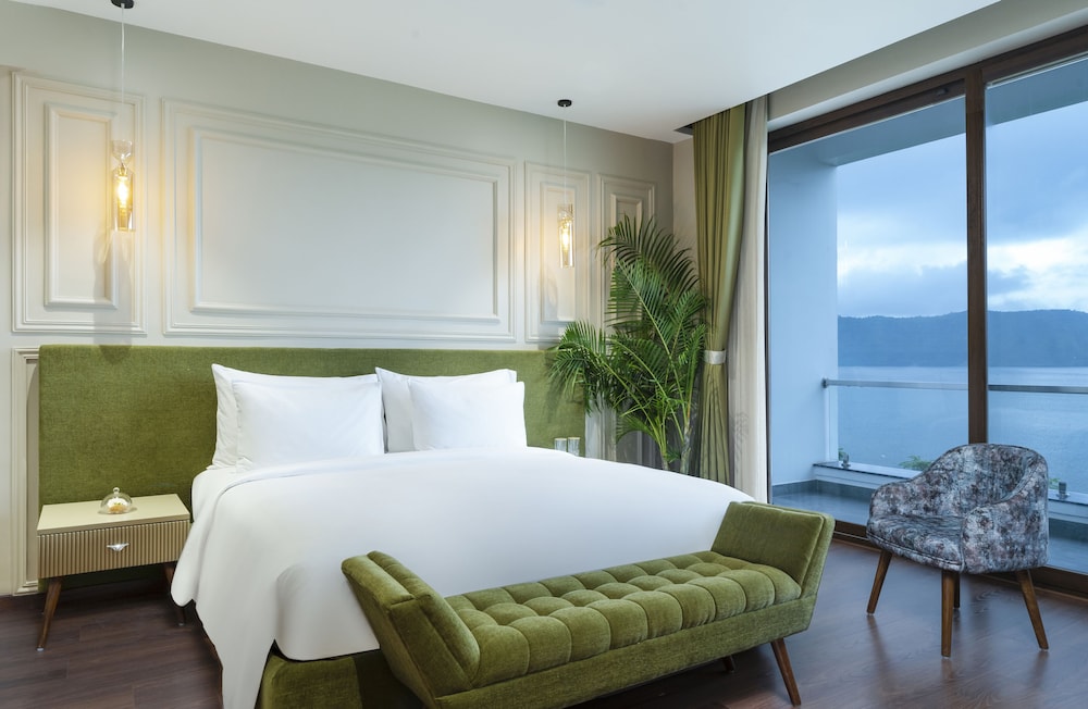 Lakefront Rooms with Private Garden - Photo 3