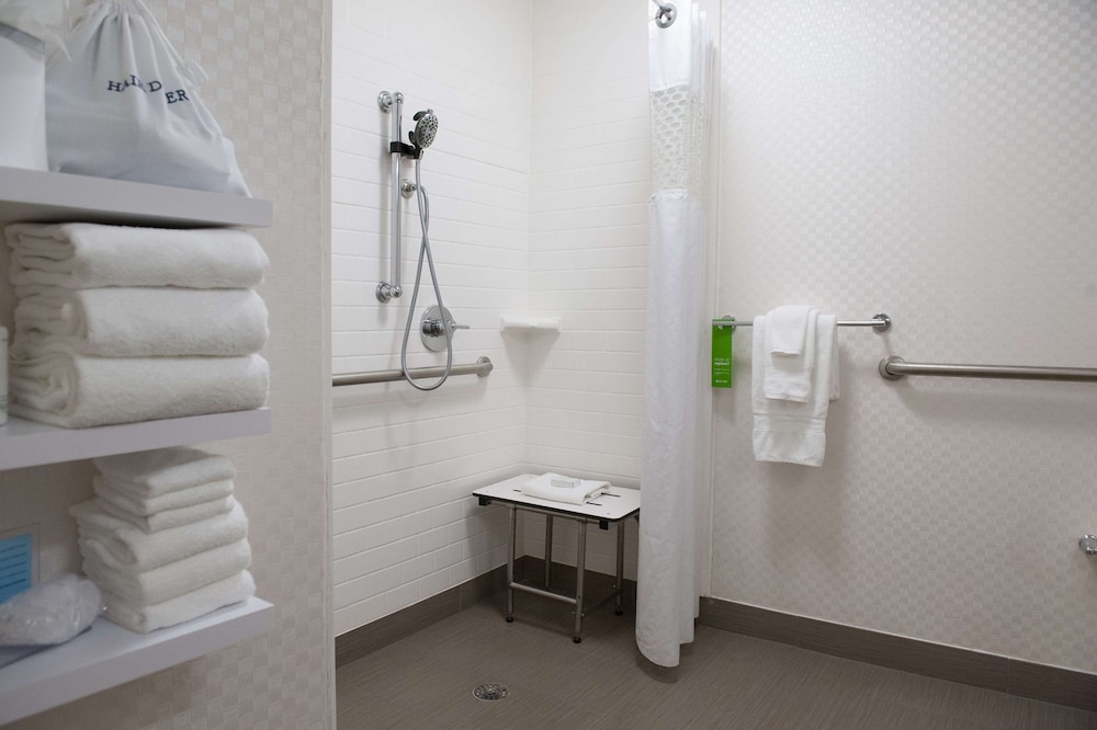 King bed with accessible shower - Photo 3