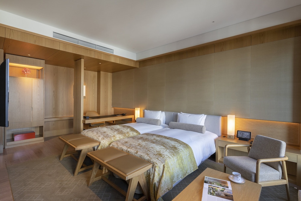 Heritage Bath with view Twin Balcony Smoking (Breakfast & Club Lounge Access) Junior Suite 60sqm