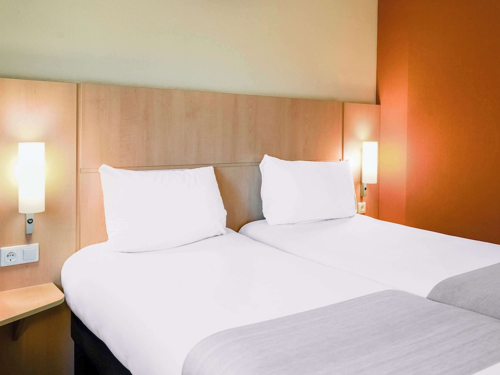 Standard Room, 2 Twin Beds - Photo 7