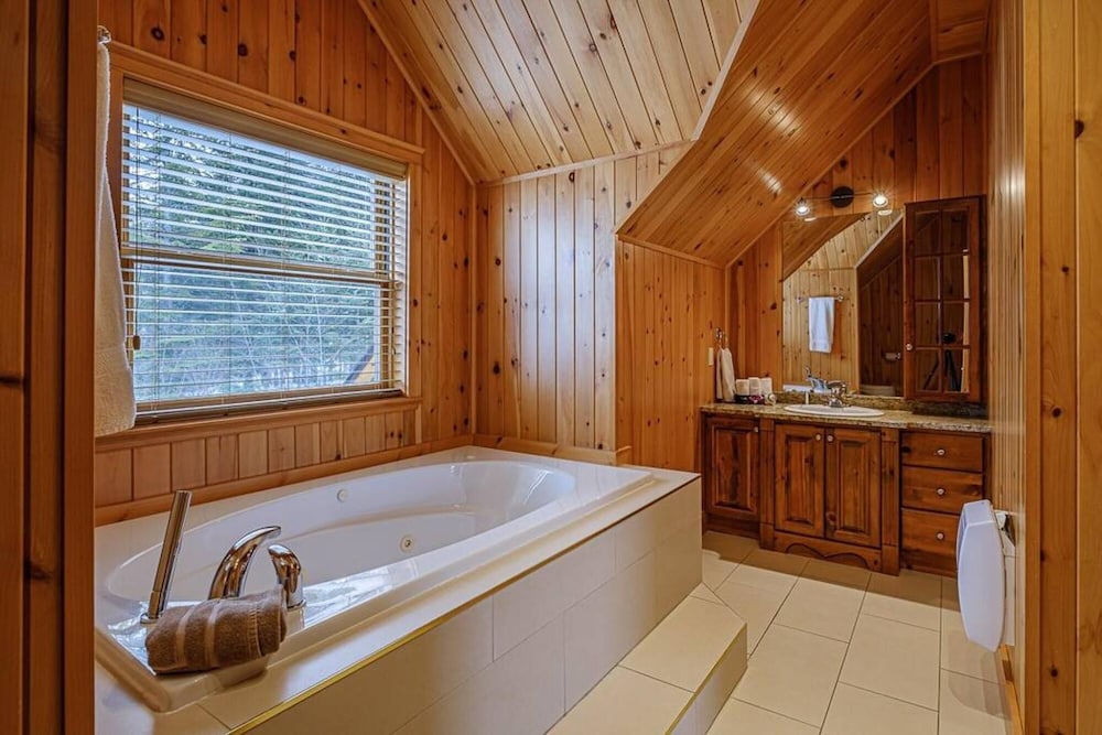 Executive Plus 89 - Luxurious log Home With Private hot tub Pool Sauna and Close to Activities, Photo 12