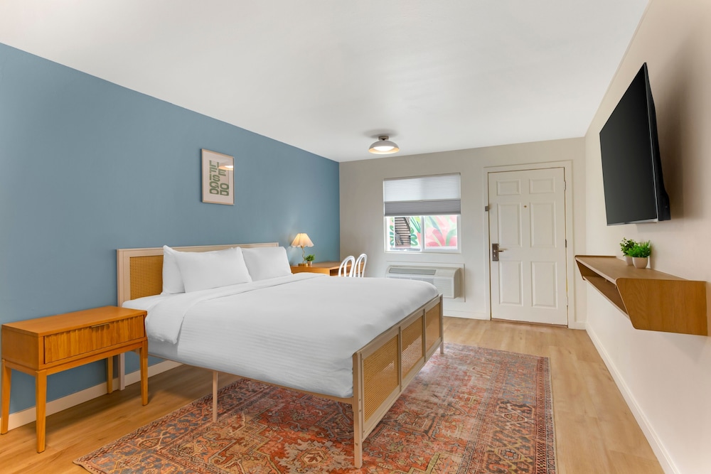 Standard Room, 1 King Bed, Non Smoking, Kitchenette photo 1