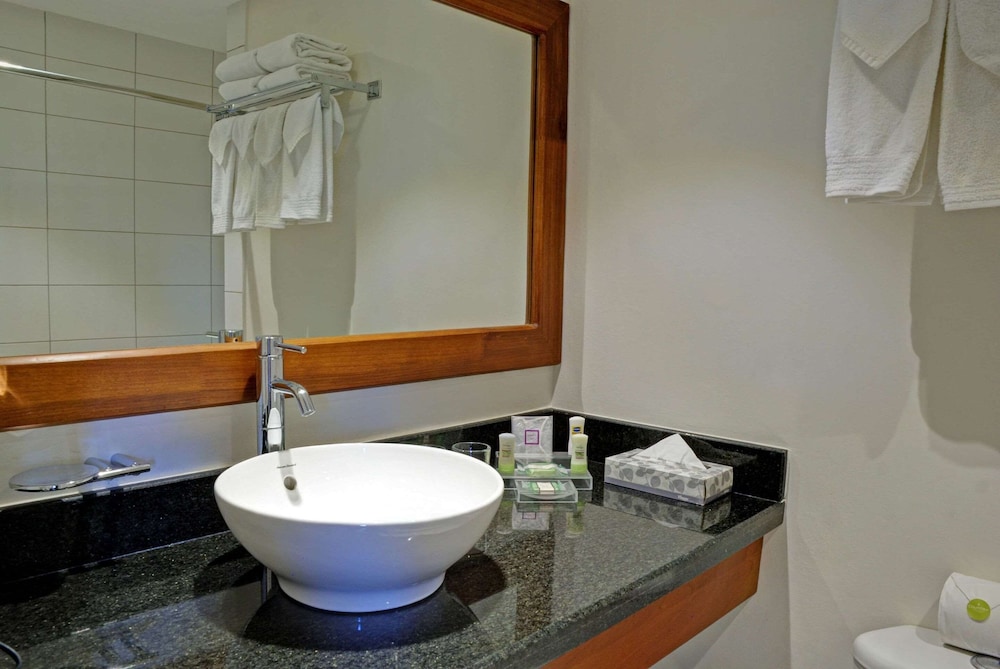 Suite, 2 Bedrooms, Non Smoking - Photo 2