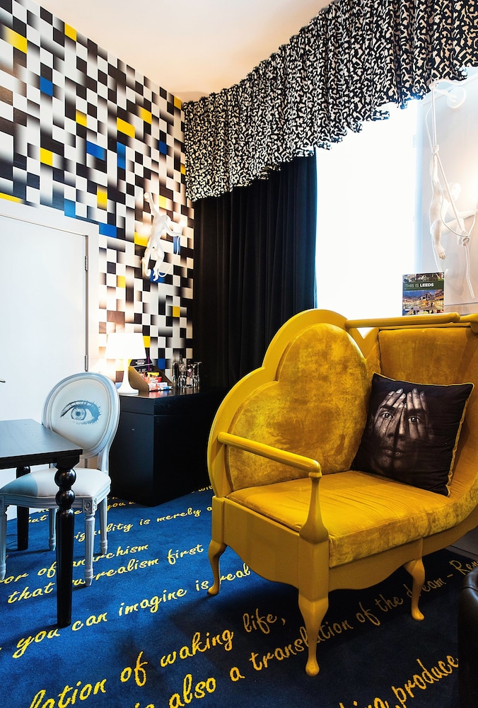 Signature Suite - Photo 3
