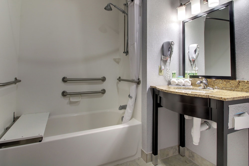 Suite, 2 Queen Beds, Accessible (Mobil Tub) photo 2