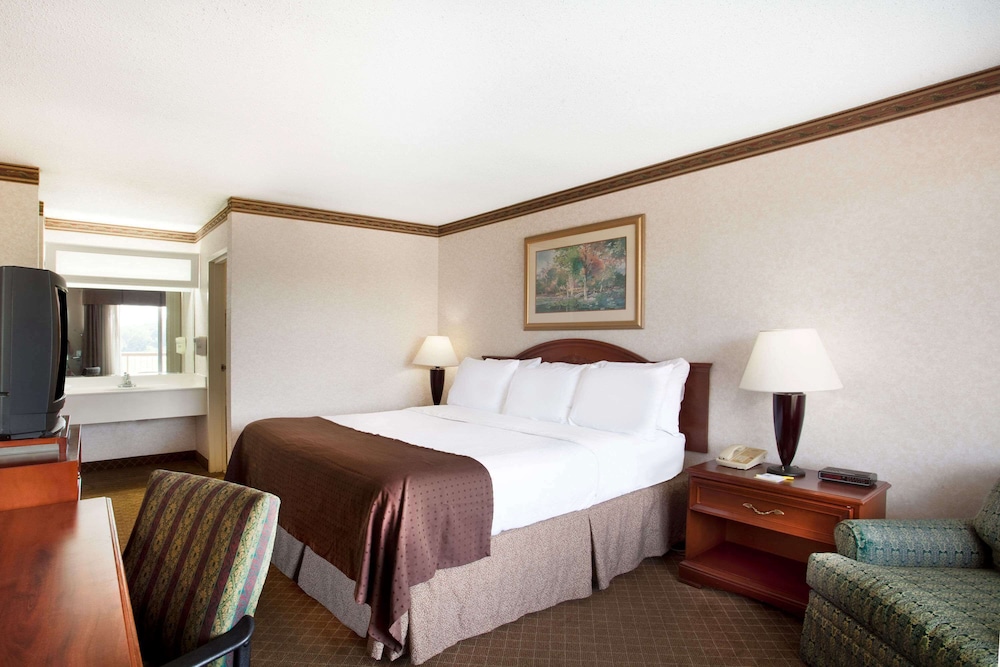 Standard Room, 1 King Bed, Smoking photo 1
