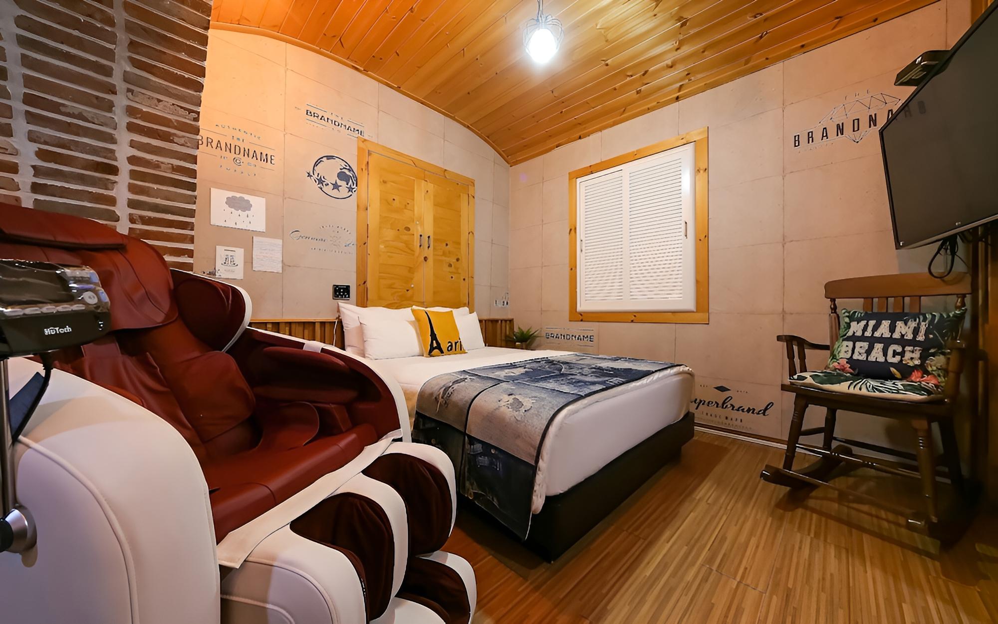 Room (Suite room-Massage chair (Netflix ava)
