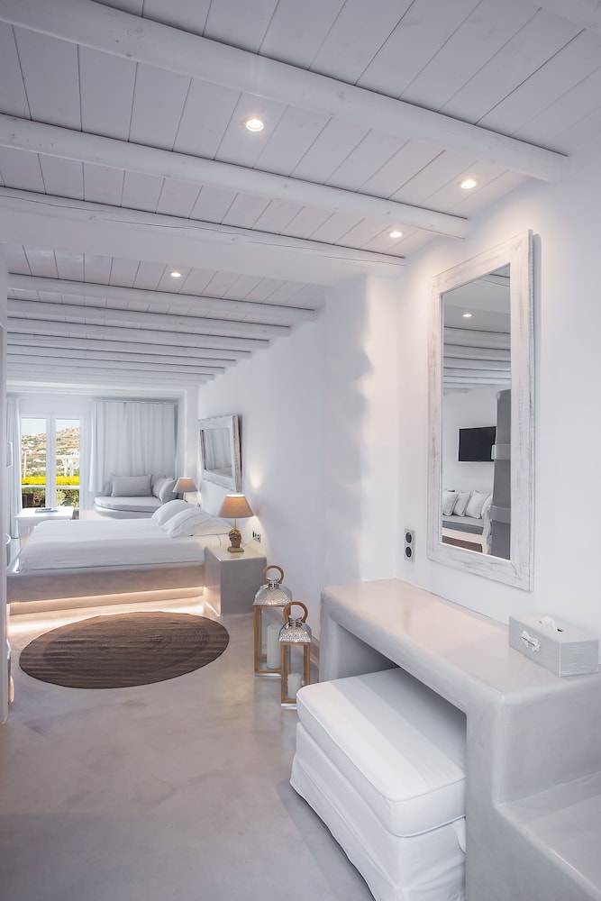 Superior Suite - Photo 15