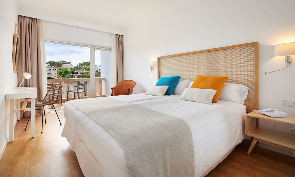 Superior Apartment, 1 Bedroom, Balcony, Poolside