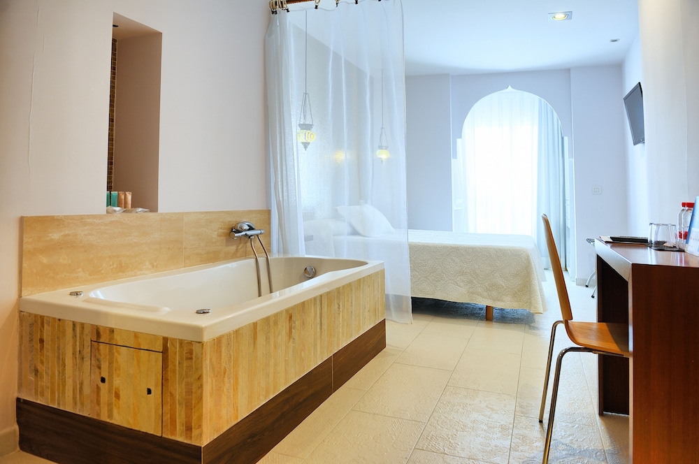 Superior Room, City View - Photo 6