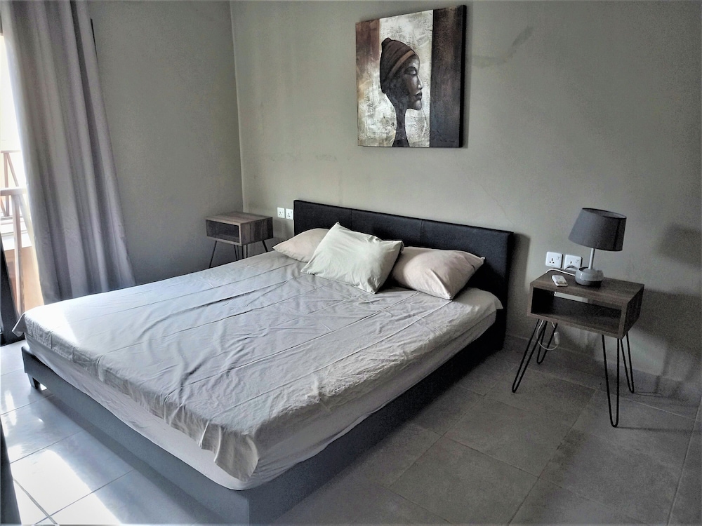 Comfort Apartment, 1 King Bed, Balcony, Pool View (D9-Top Floor)