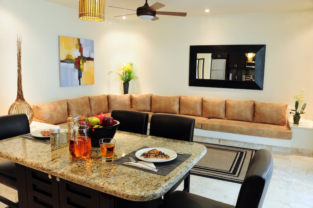 Deluxe Condo, 2 Bedrooms, Kitchen - Photo 11