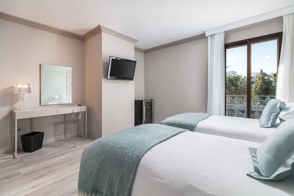 Standard Double Room, Balcony, Partial Ocean View photo 2