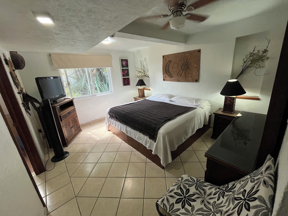 Standard Double Room, 1 King Bed, Refrigerator & Microwave, Courtyard View