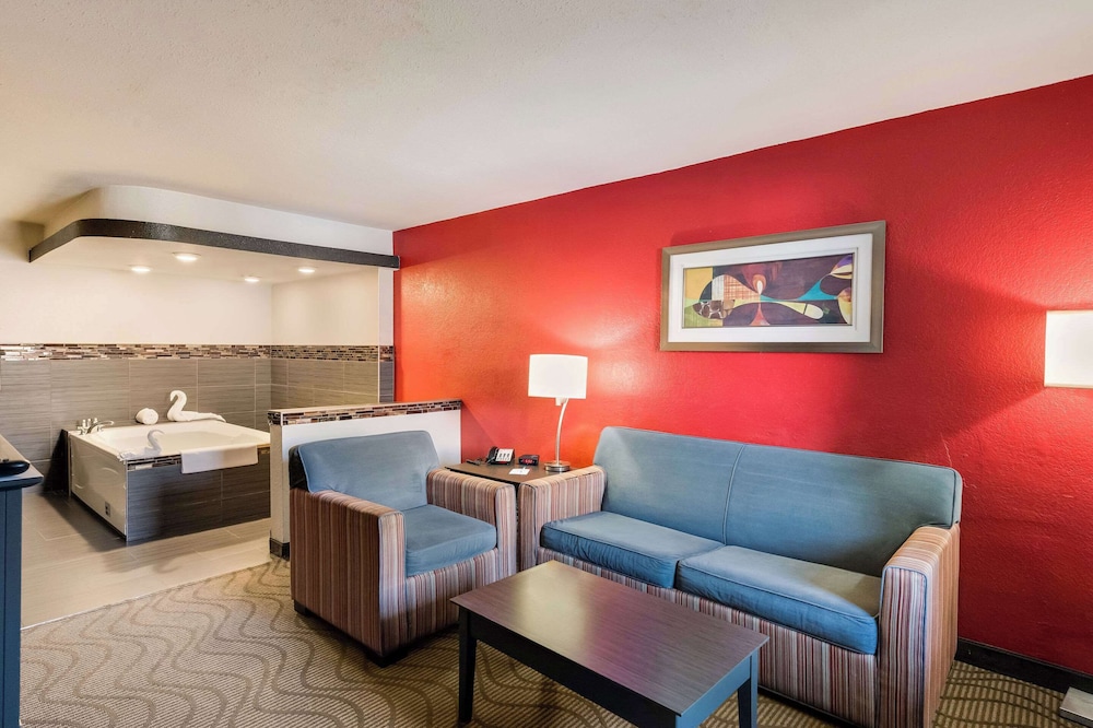 Suite, Non Smoking, Hot Tub (2 Queen Beds & 1 Sofa Bed) photo 1