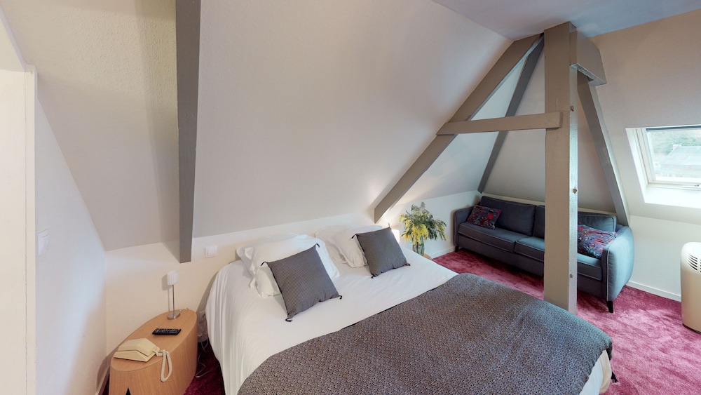 Family Room (Mansardée Stair Access Only)