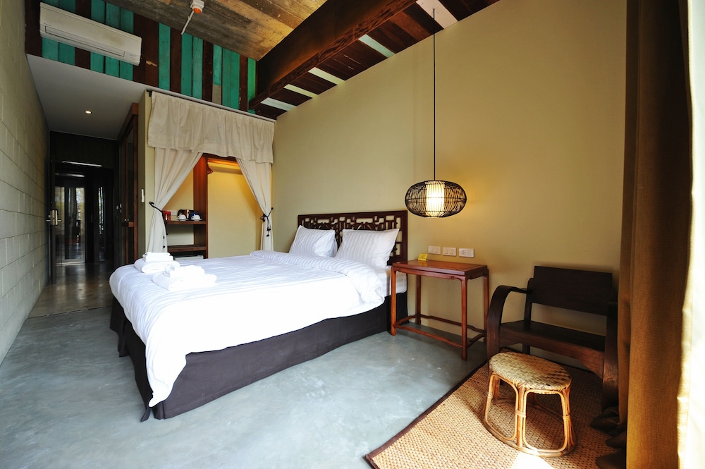 Standard Room, 1 King Bed, Garden View photo 2