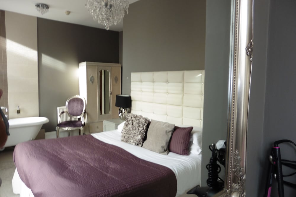 Luxury Suite, Ensuite photo 3
