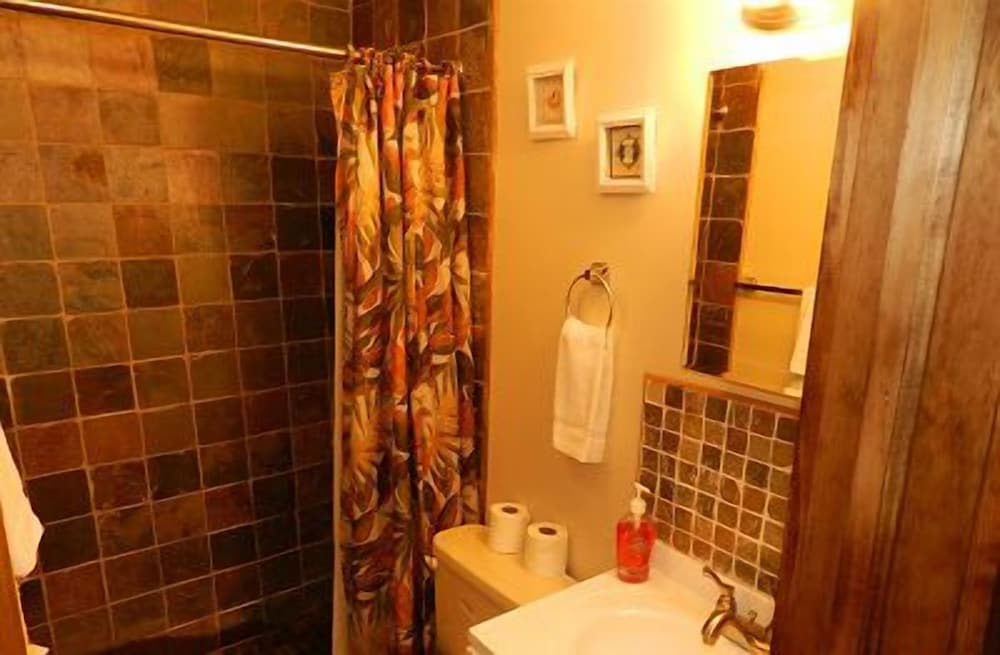 Standard Apartment, 3 Bedrooms, 2 Bathrooms (Unit 4) photo 2