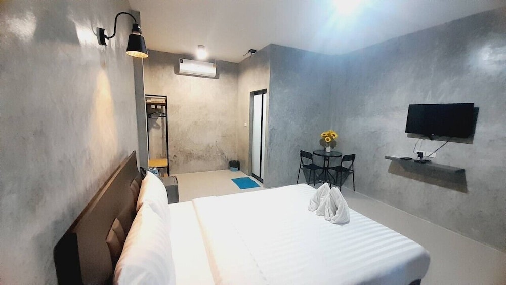 Deluxe Room, 1 Queen Bed, Ground Floor photo 2