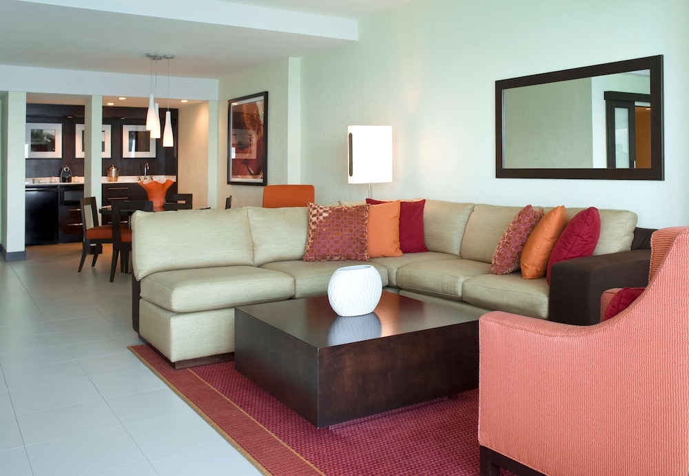 Deluxe Suite, 1 King Bed, Oceanfront - Photo 4