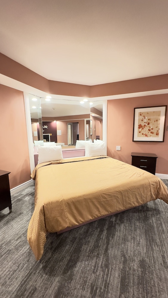Honeymoon Suite with Hot Tub & Fireplace - Photo 3