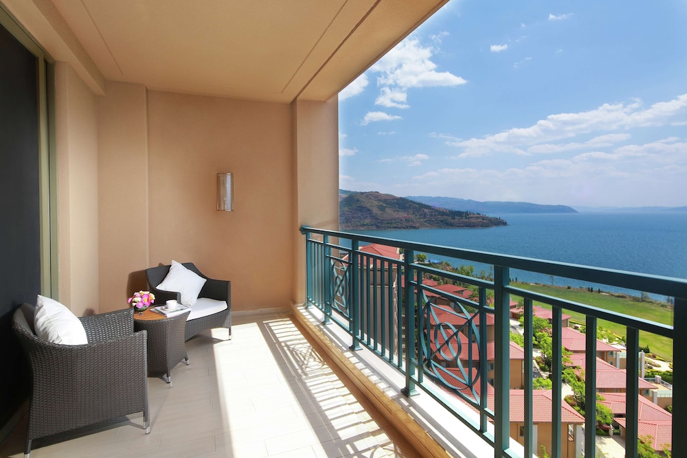 Deluxe Room, 1 King Bed, Lake View
