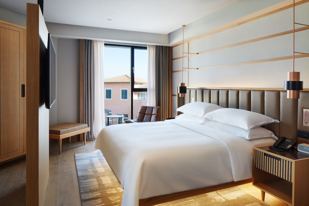 Junior Suite, 1 King Bed - Photo 1