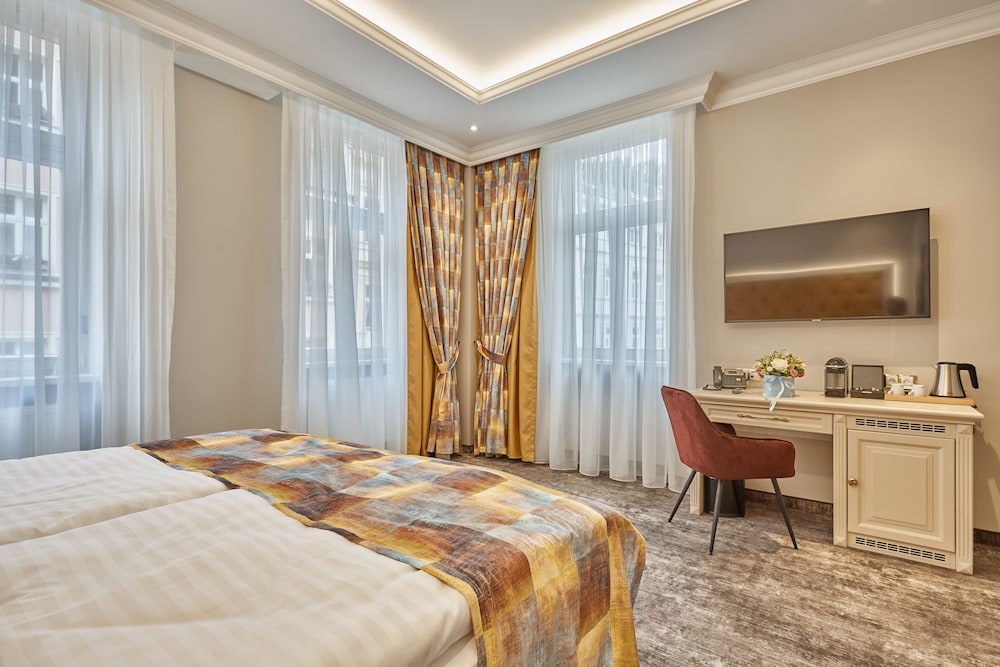 Luxury Suite, 1 King Bed with Sofa bed, City View photo 3