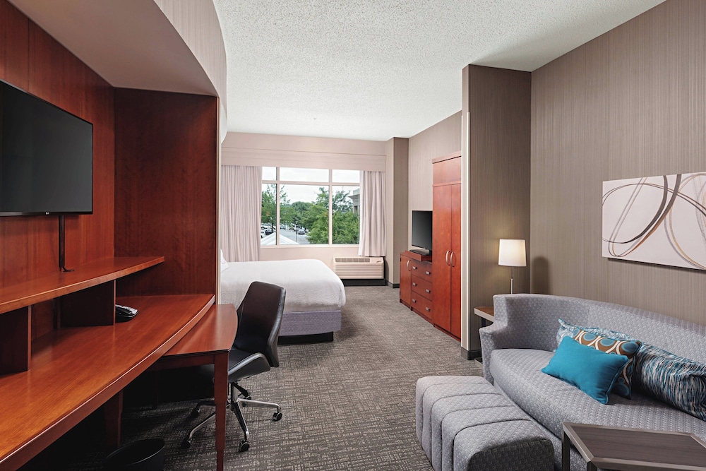 Junior Suite, 1 Bedroom, Courtyard View (Mobility/Hearing Access, Roll-in Shwr) photo 1